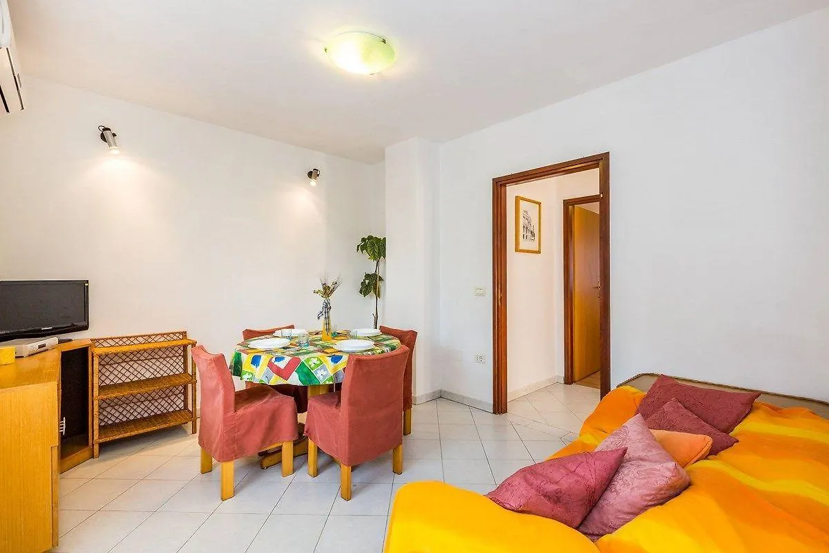 Apartments Nikola Medulin